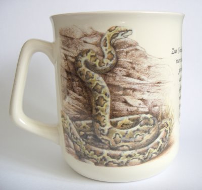 Kaffeebecher mit Python-Motiven